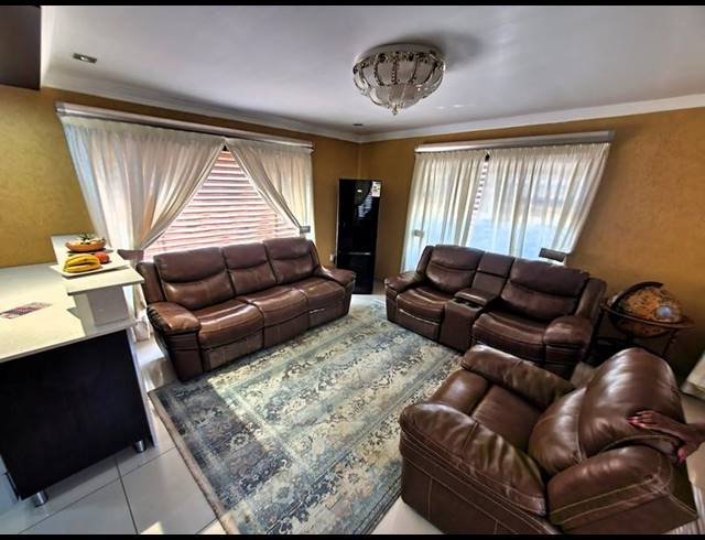 4 BEDROOM HOUSE FOR SALE IN THE ORCHARDS